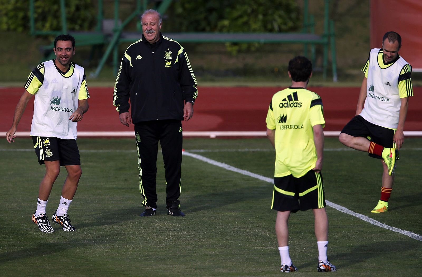 Del Bosque observa las evoluciones de los jugadores en el entrenamiento