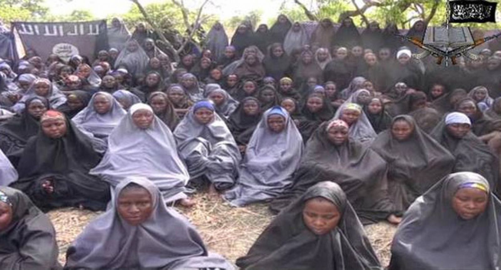 Boko Haram hizo públicas las primeras imágenes de las niñas secuestradas para ofrecer su intercambio por presos islamistas.