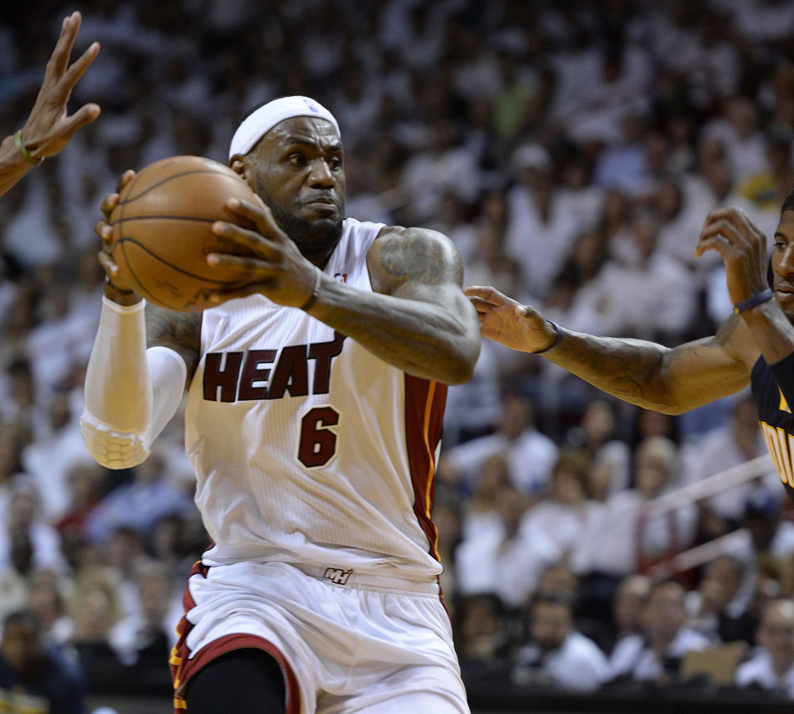 LeBron James de los Heat de Miami intenta un lanzamiento contra los Pacers de Indiana.