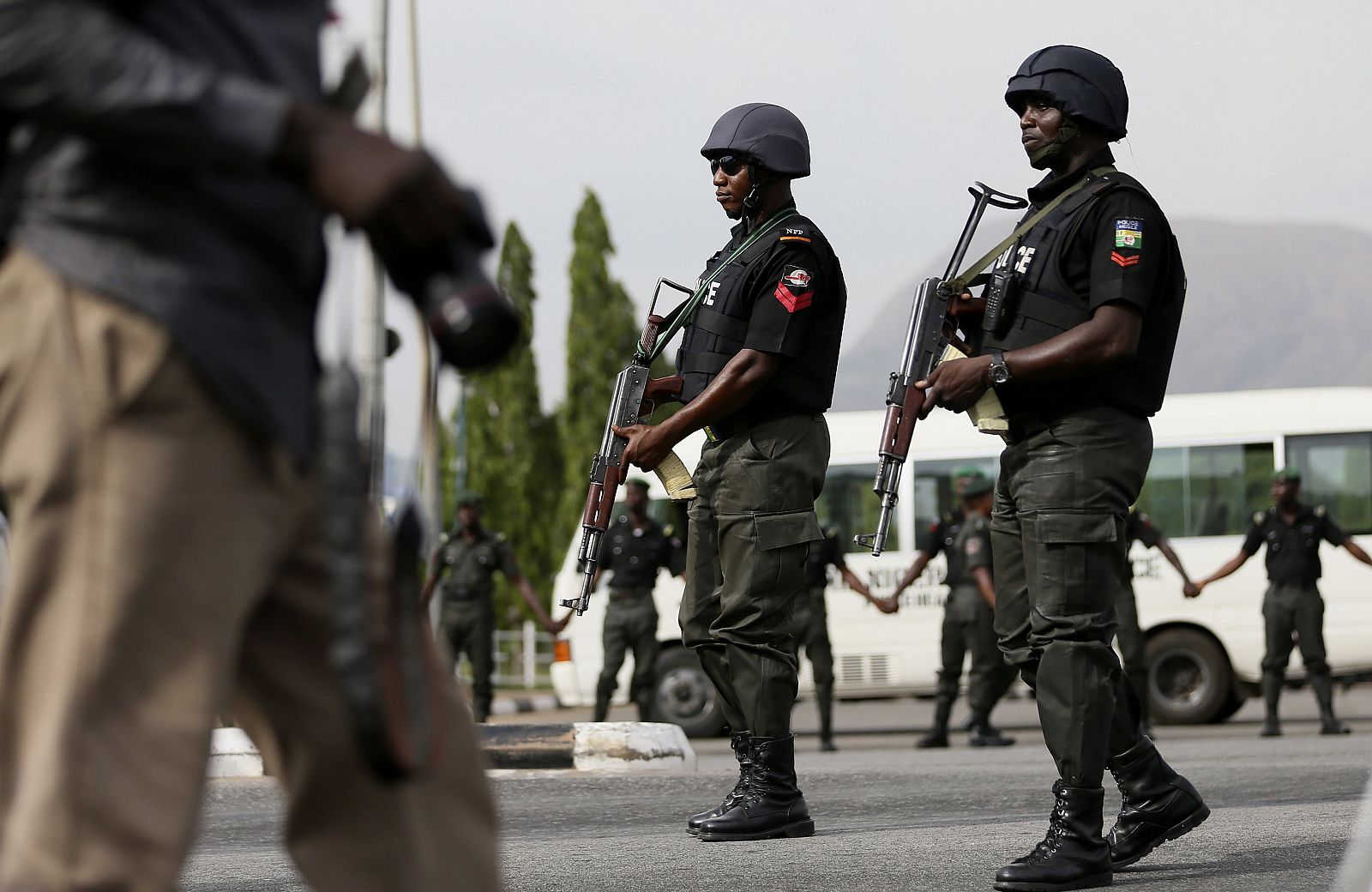 Fotografía de archivo de policías nigerianos controlando las calles de Abuja