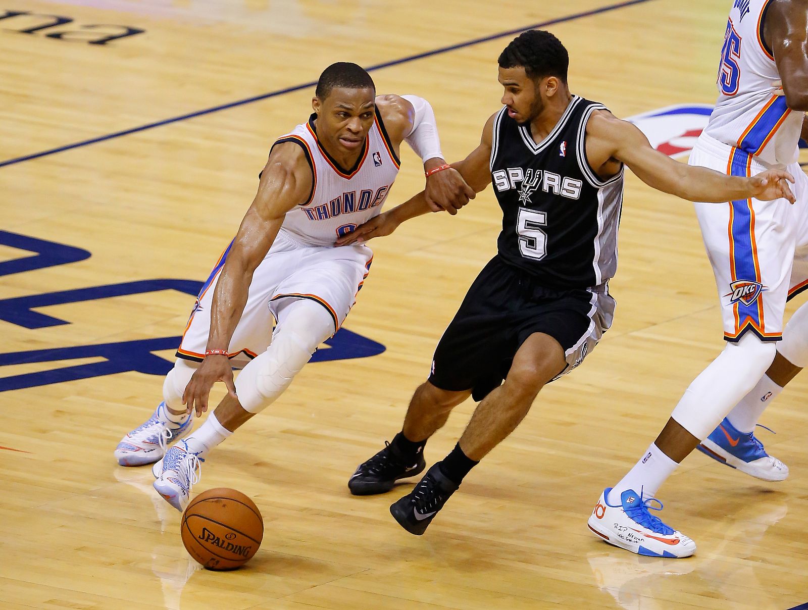 Westbrook entra a canasta ante la defensa de Cory Joseph.