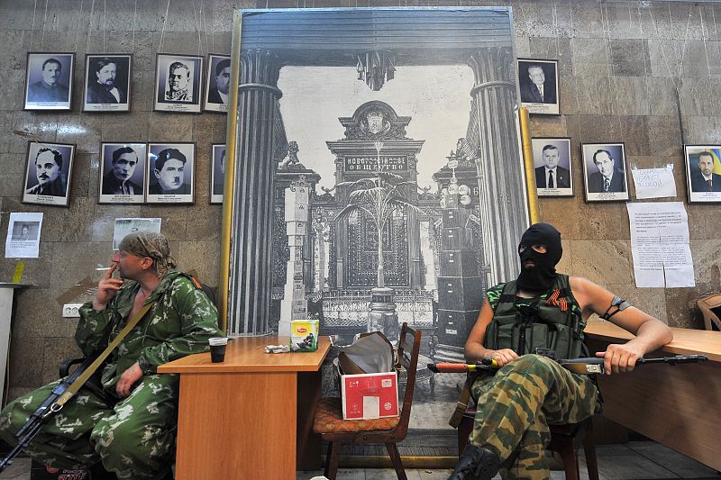 Milicianos prorrusos del batallón Vostok en el edificio administrativo de Donetsk, este de Ucrania