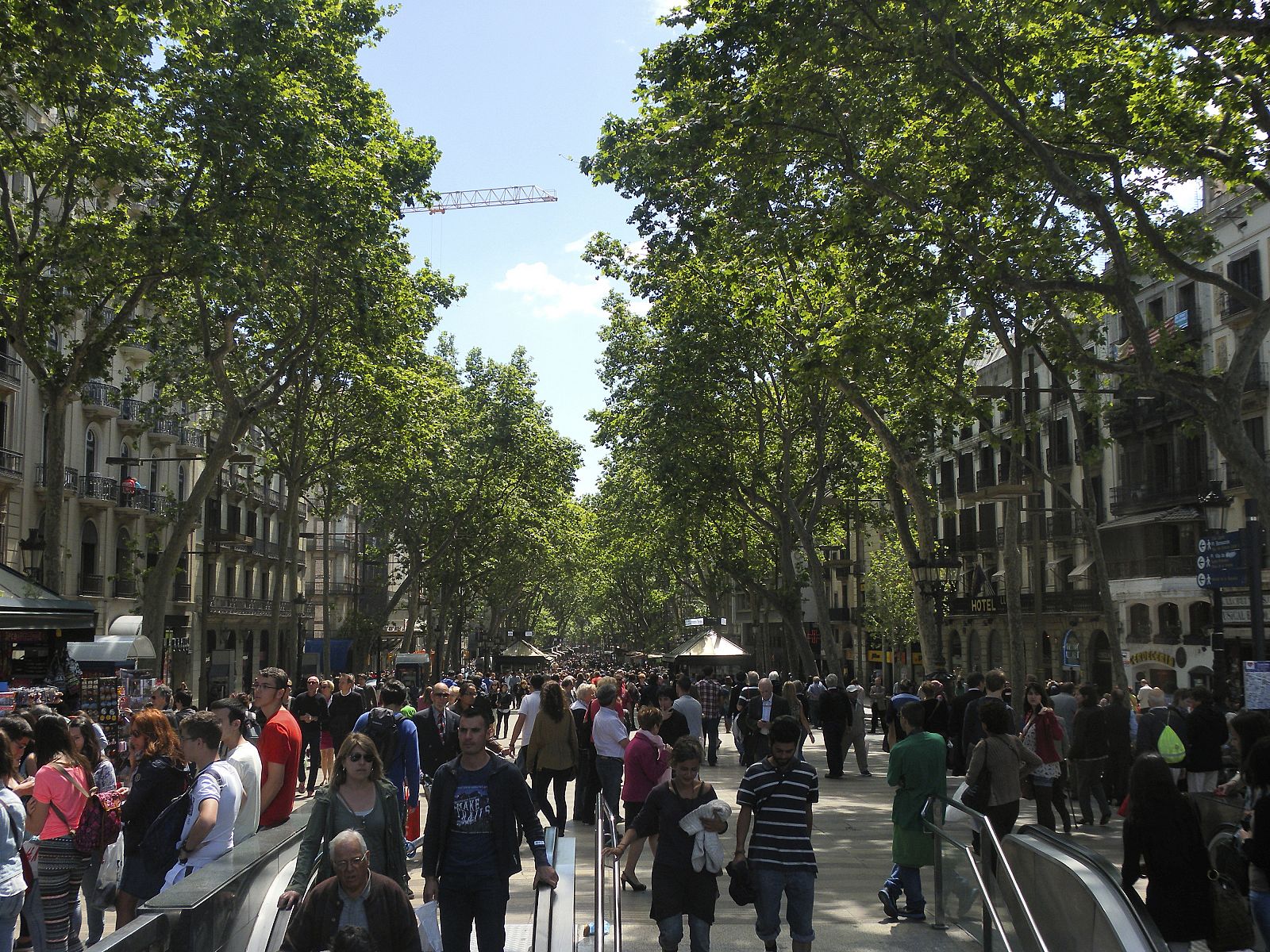 Personas en La Rambla de Barcelona