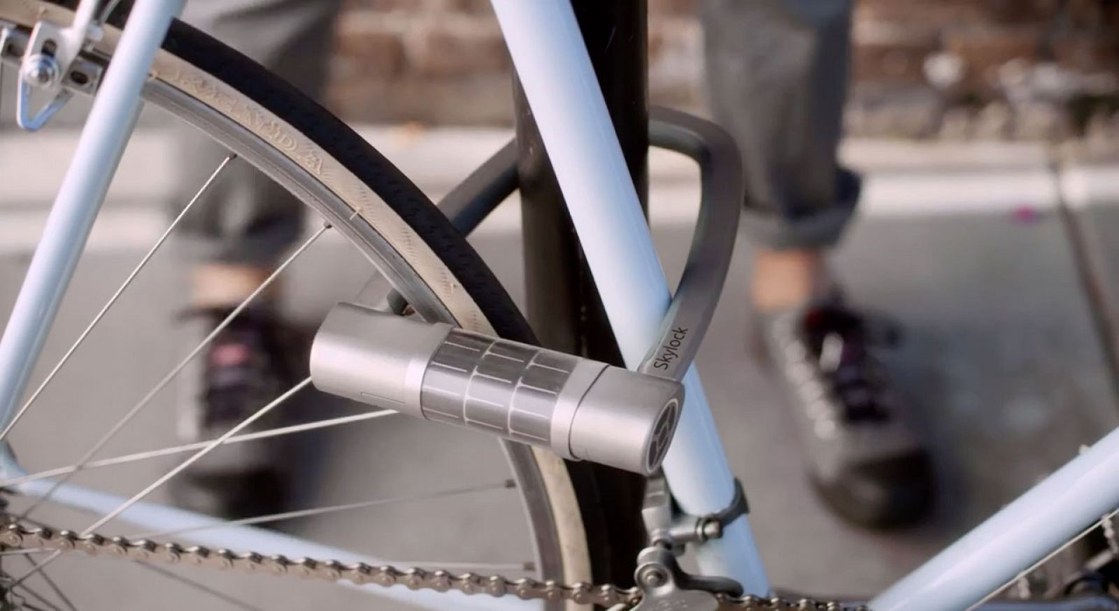Un candado para bicicleta que se abre con el móvil l RTVE