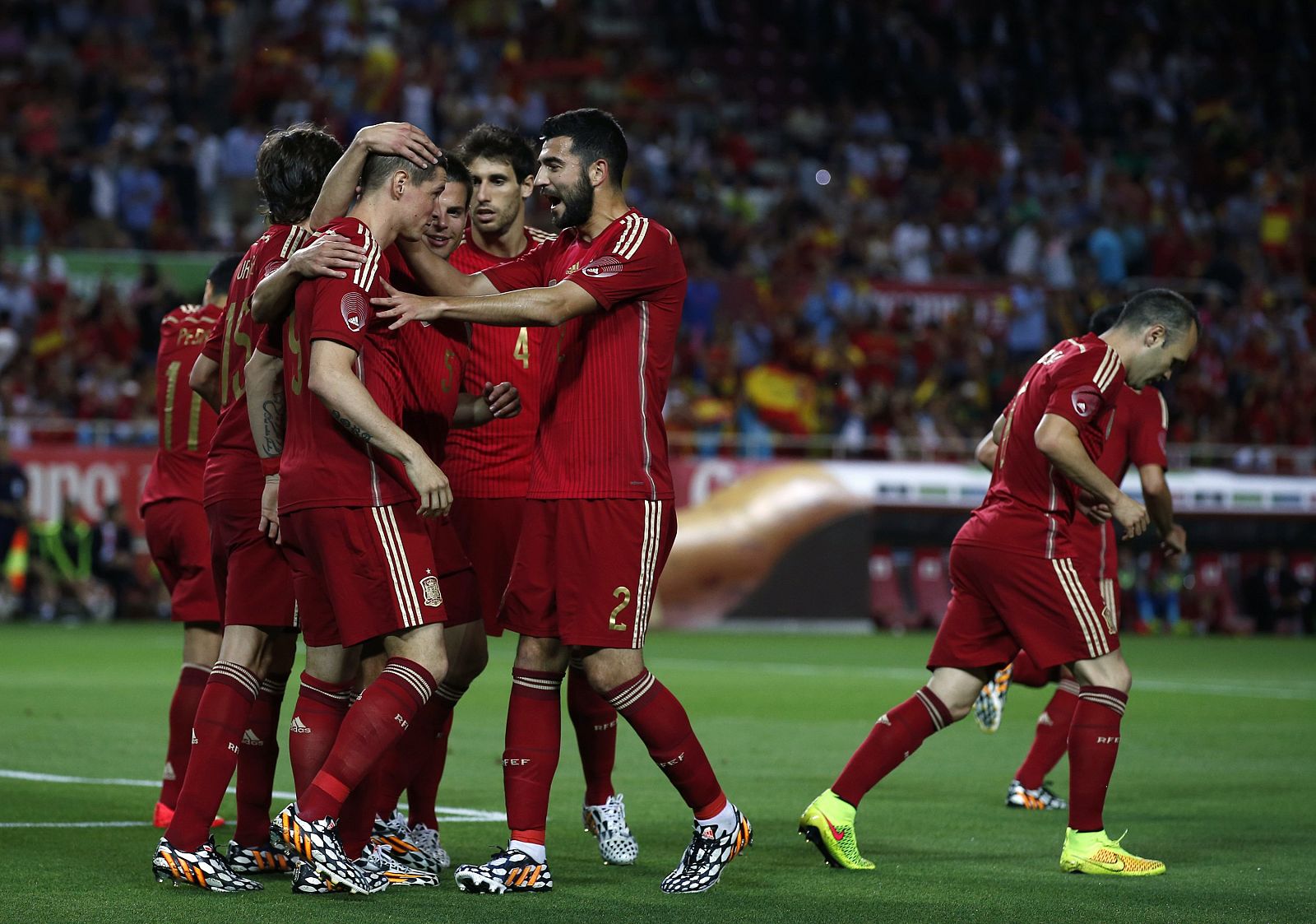 Los jugadores de la selección española felicitan a Fernando Torres por su gol.