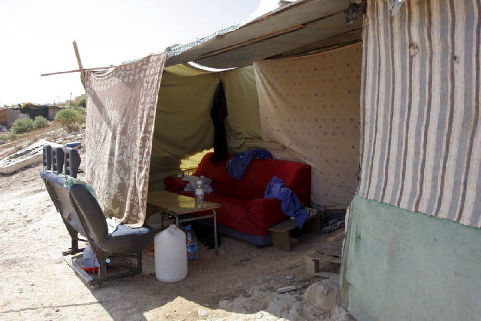 Vista de la chabola donde la mujer ha sido asesinada presuntamente por su pareja en Almería