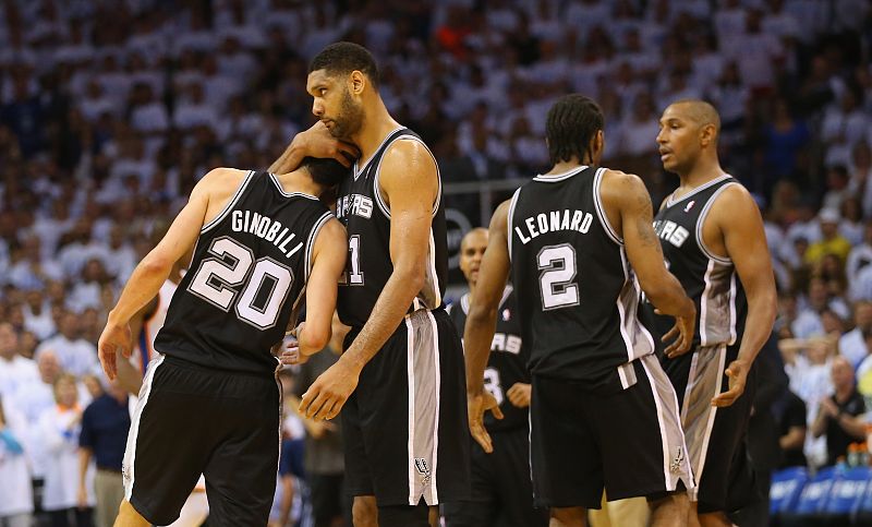 Tim Duncan (21) abraza a Manu Ginobili (20) en el sexto partido de la final de Conferencia Oeste entre San Antonio Spurs y Oklahoma City Thunder