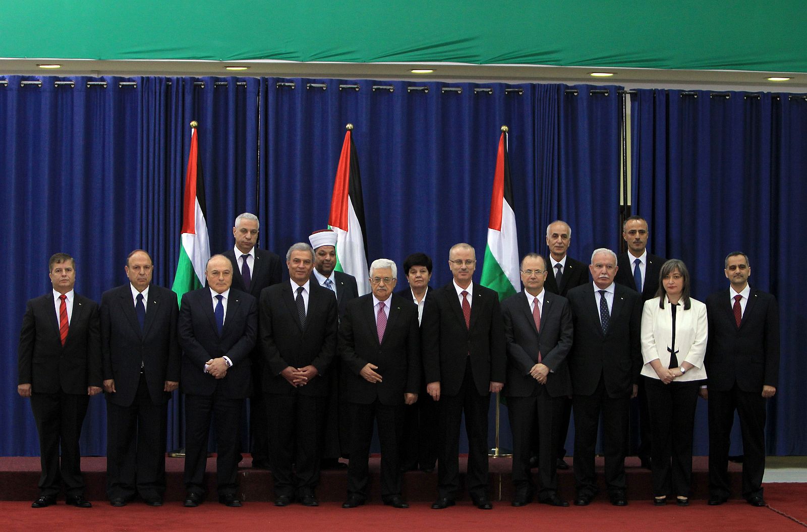El presidente palestino Abas posa con el nuevo gobierno palestino de concentración.
