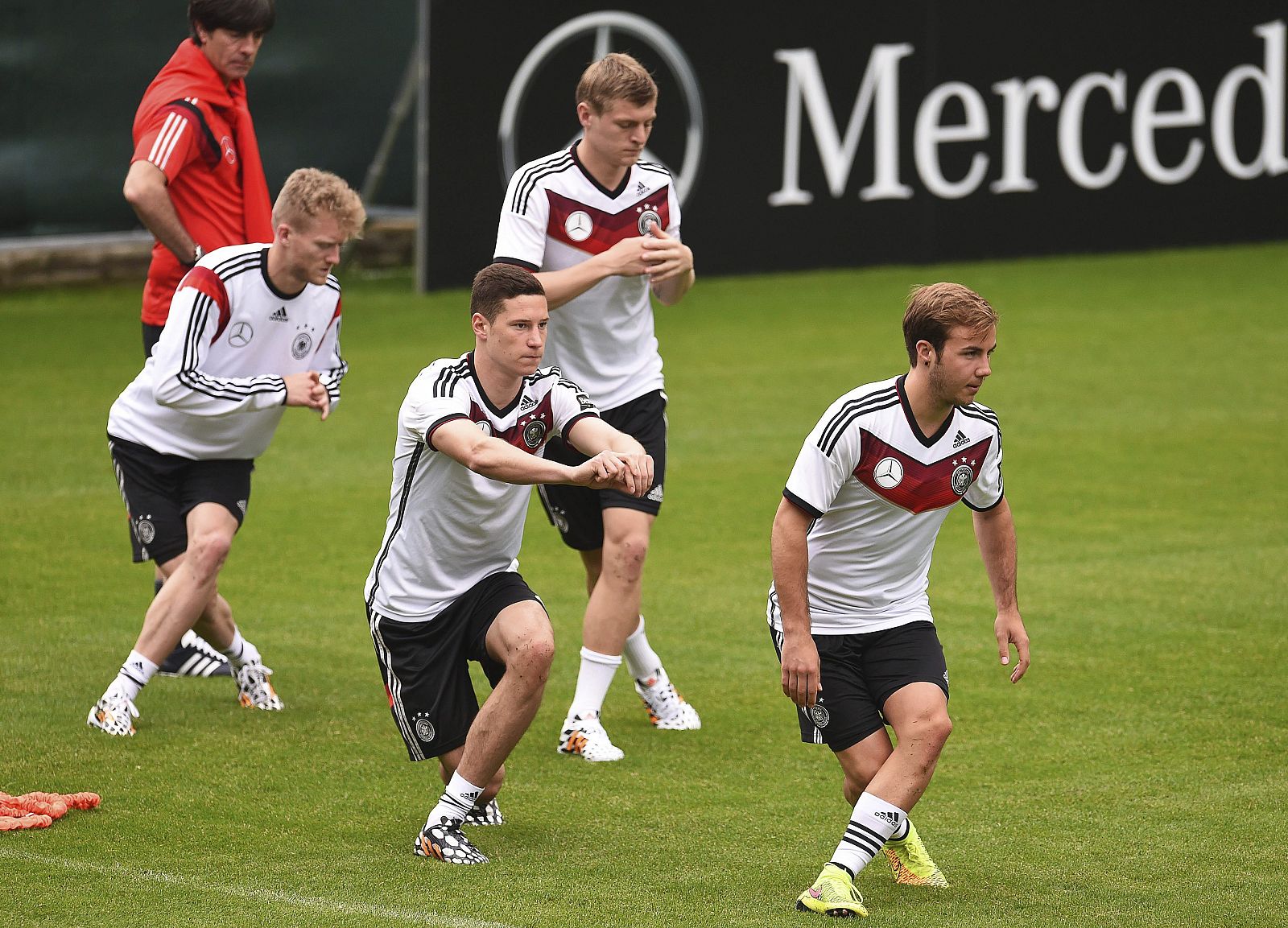 os jugadores de la selección de fútbol de Alemania Andre Schuerrle, Julian Draxler, Toni Kroos y Mario Goetze en acción durante un entrenamiento