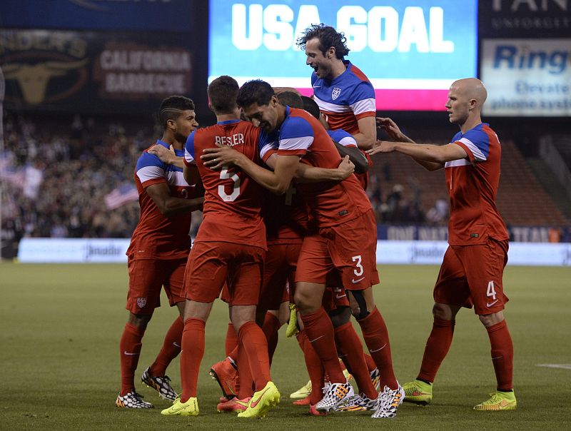 Los jugadores de Estados Unidos celebran un gol en un amistoso