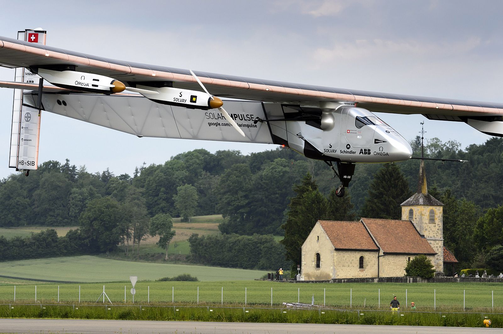 El avión Solar Impulse 2 aterrizando en Suiza tras su vuelo inaugural.