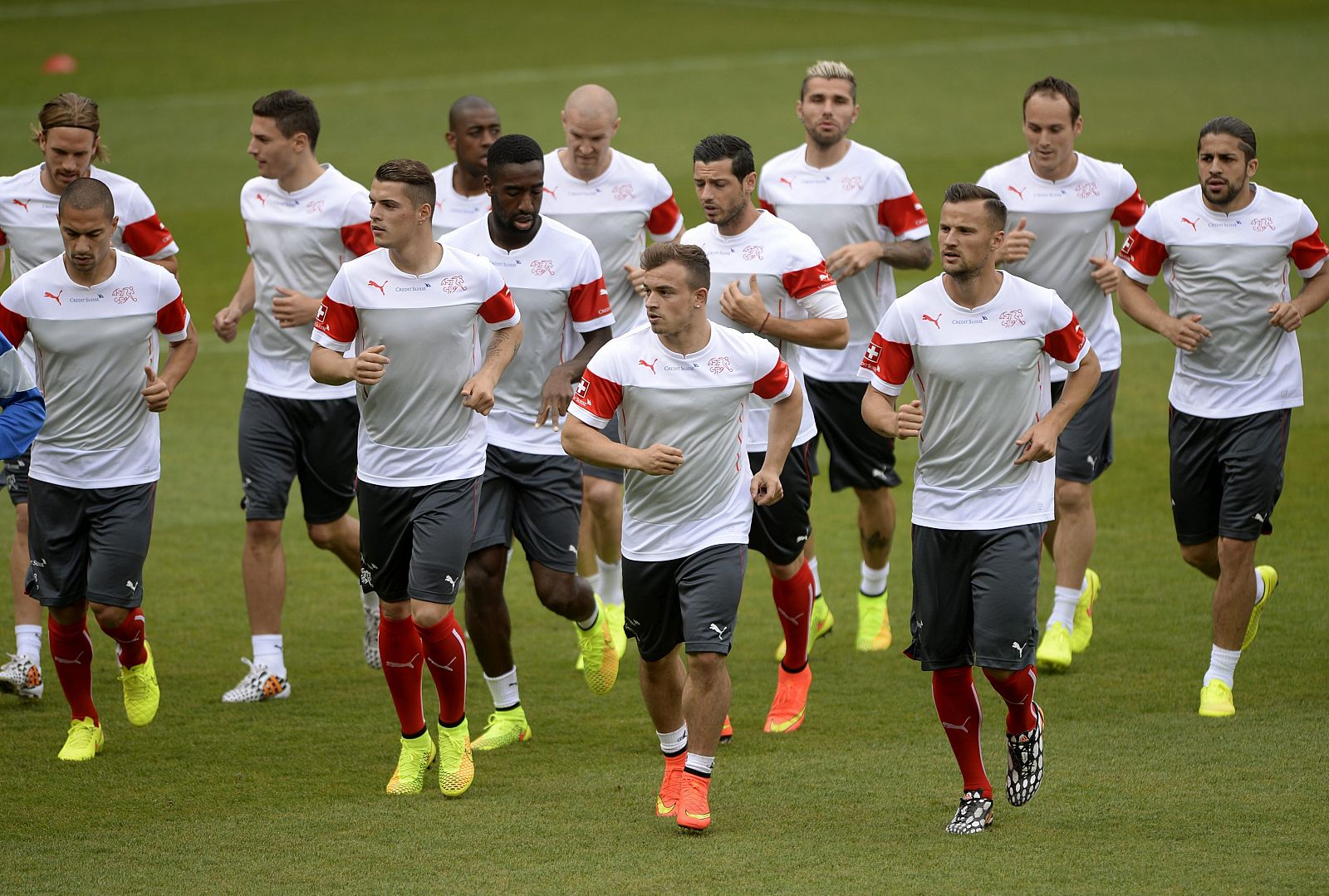 Los jugadores de la selección suiza de fútbol realizan ejercicios de calentamiento durante un entrenamiento