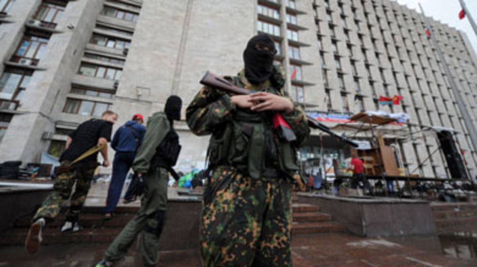 Un militante pro-ruso ante un edificio regional tomado por los separatistas en la ciudad ucraniana  de Donetsk.