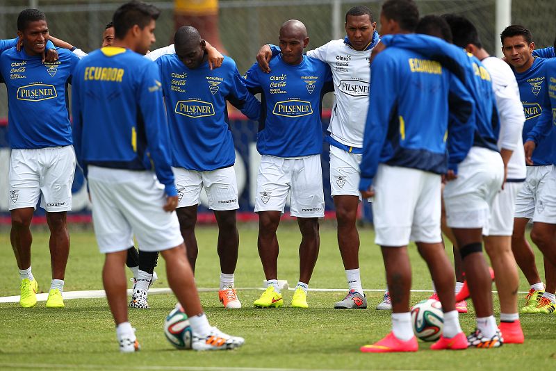 Futbolistas ecuatorianos hacen un corro durante un entrenamiento