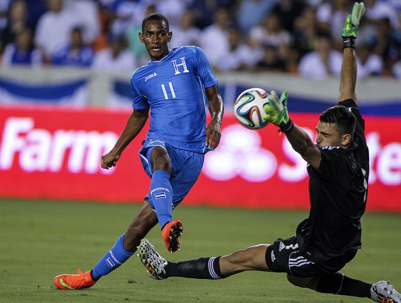El delantero Jerry Bengston, de Honduras, en un amistoso de preparación