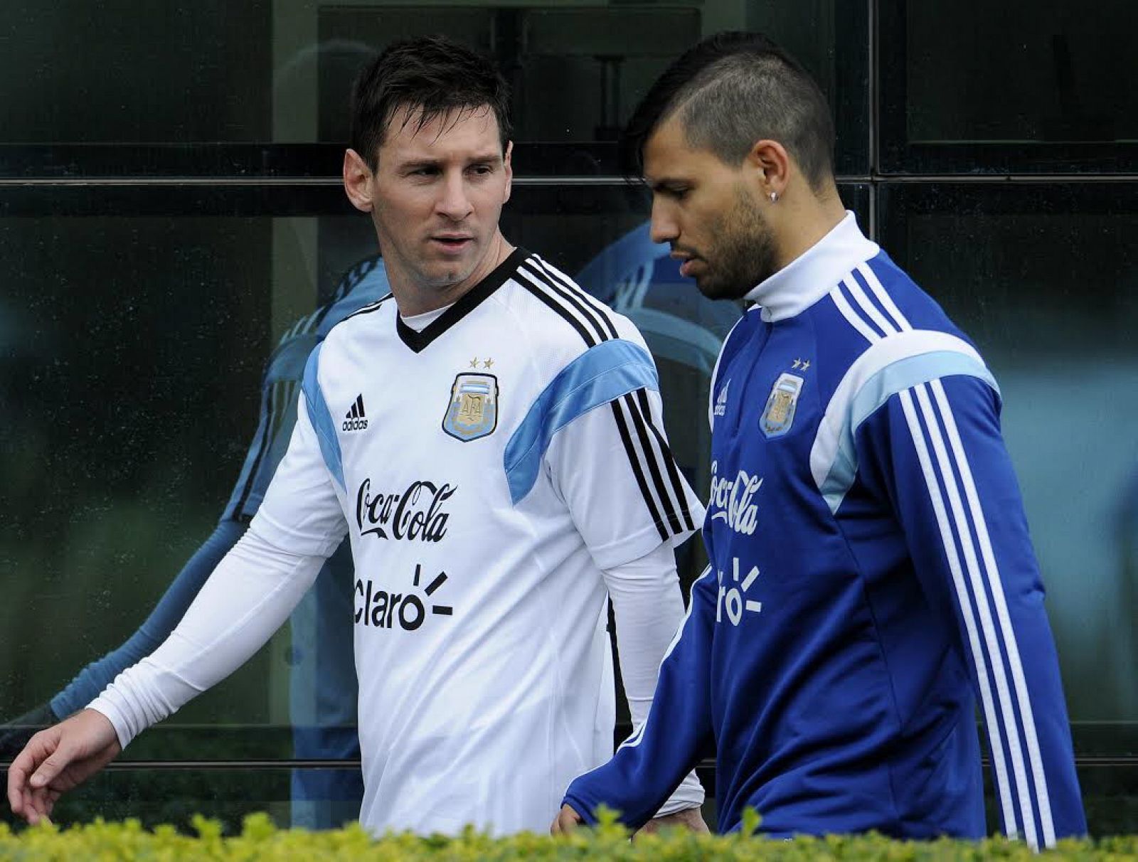 Los jugadores de la selección nacional de fútbol de Argentina Lionel Messi (i) y Sergio Agüero (d)