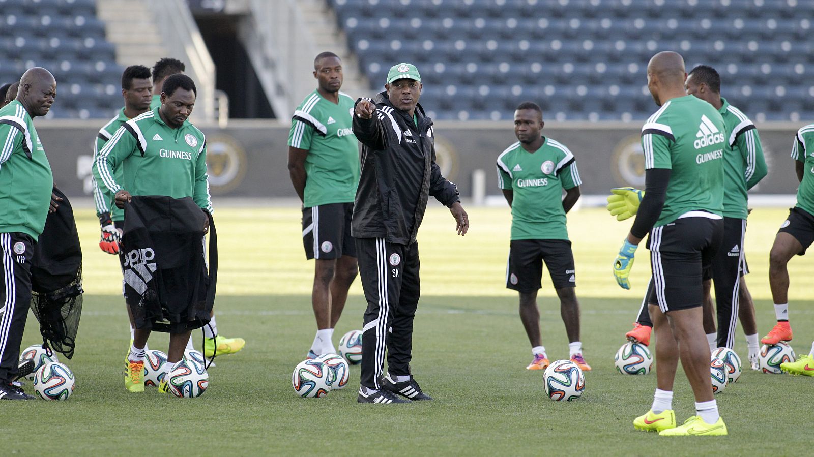 El entrenador de Nigeria, Stephen Keshi (c), habla con sus jugadores durante un entrenamiento