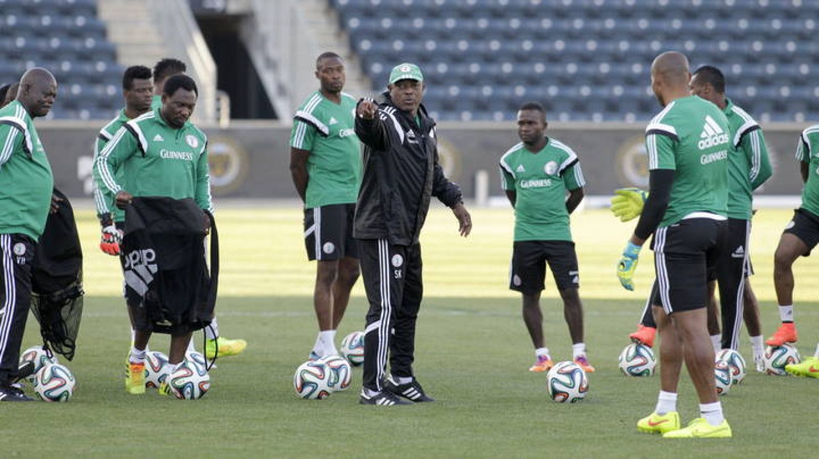 El entrenador de Nigeria, Stephen Keshi (c), habla con sus jugadores durante un entrenamiento