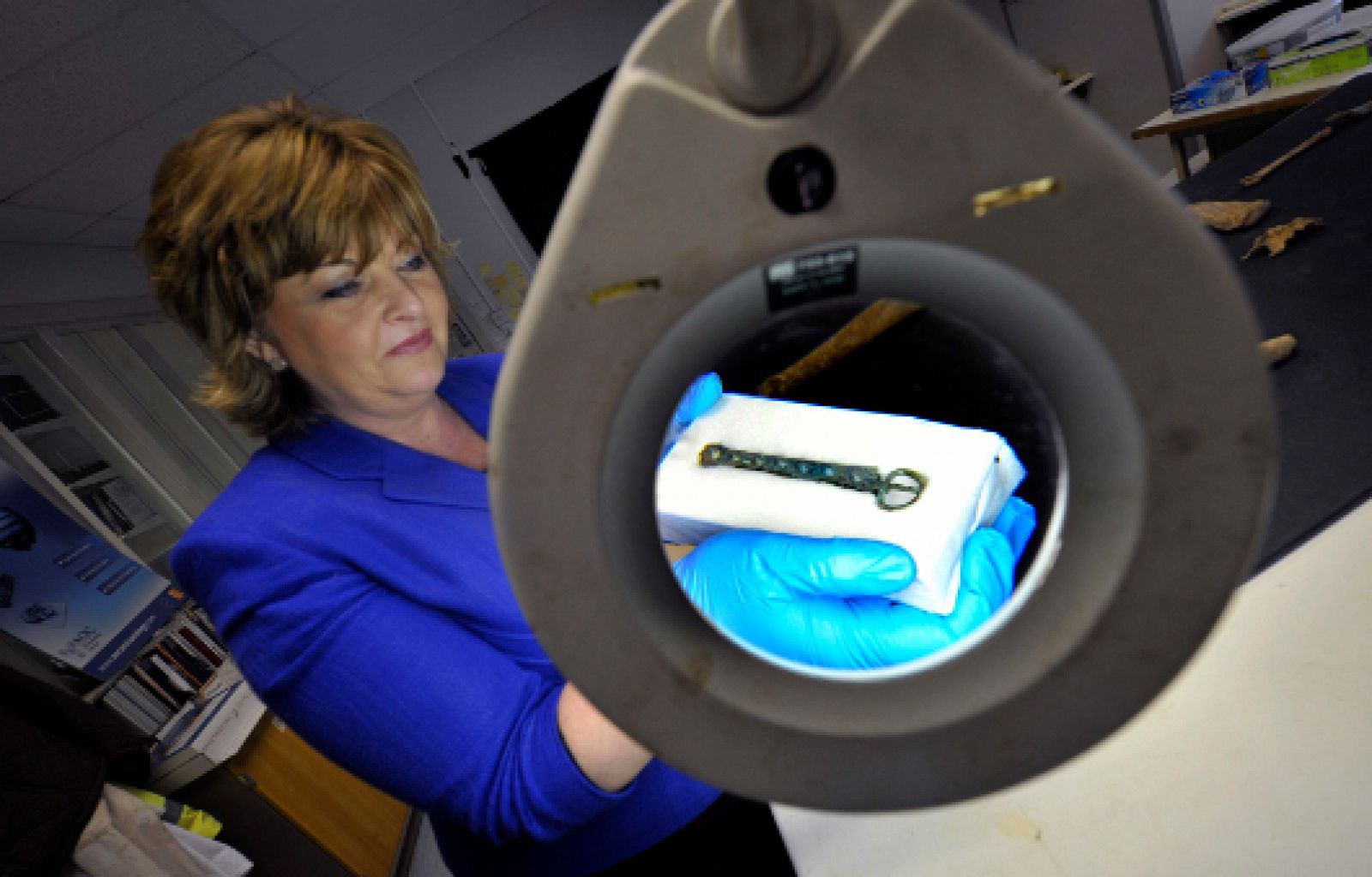 La secretaria de cultura de Escocia, Fiona Hyslop, con uno de los enseres encontrados junto al esqueleto.