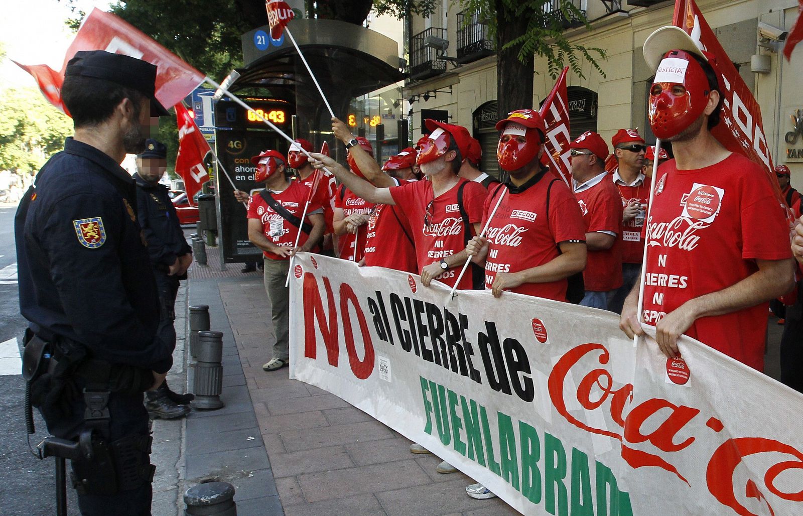 Trabajadores de Coca-Cola se concentraron ante la sede de la Audiencia Nacional en la calle Goya de Madrid, coincidiendo con el juicio