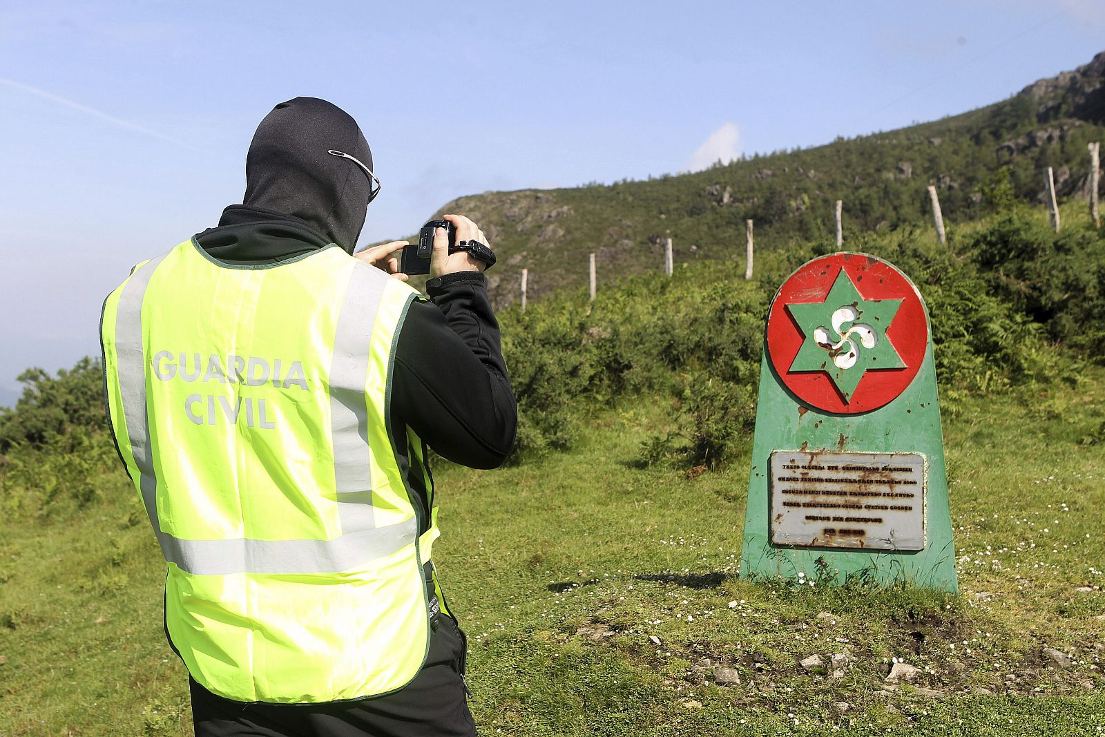 Un guardia civil toma fotos en el "Bosque de los Gudaris", un lugar de homenaje a los miembros de ETA fallecidos.