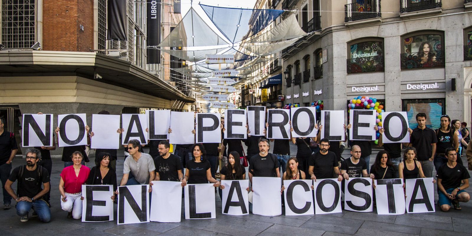 Mosaico de diversas ONG ambientales rechazando las prospecciones petrolíferas en el mar.