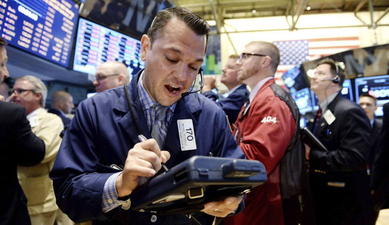 Corredores de Bolsa trabajan en el parqué de la Bolsa de Nueva York