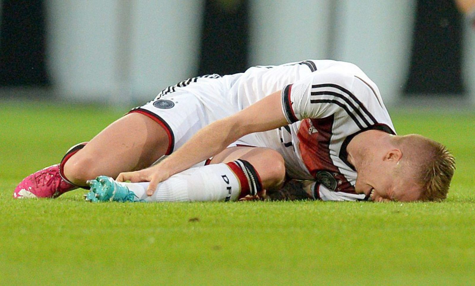 El jugador alemán del Borussia Dortmund, Marco Reus, se duele del tobillo izquierdo tras lesionarse del ligamento