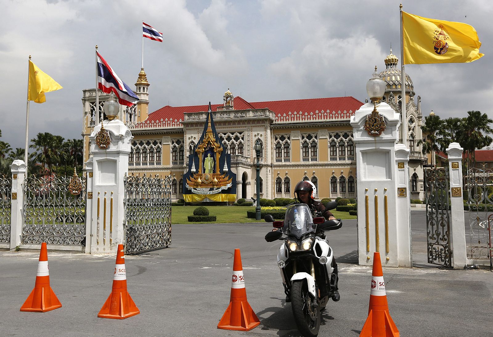 Una motocicleta abandona la sede del Gobierno de Tailandia en Bangkok