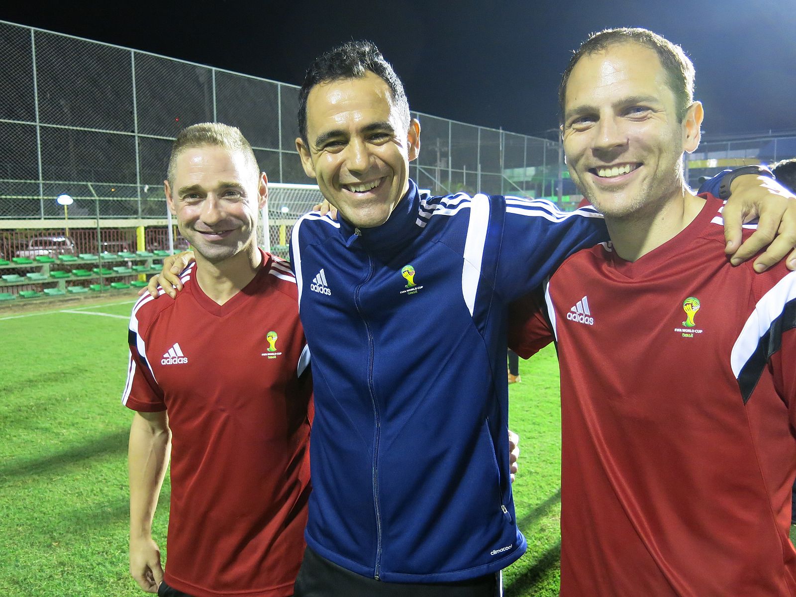 Velasco Carballo, junto a su equipo de linieres, Roberto Alonso Fernández y Juan Carlos Yuste.