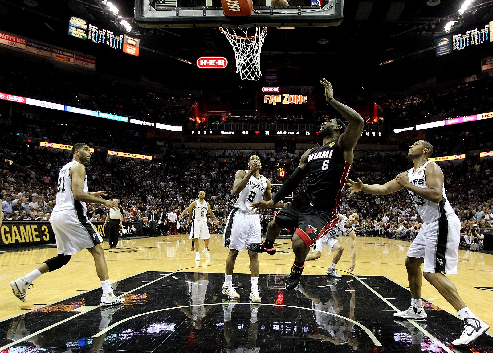 LeBron James ha liderado a su equipo para conseguir la victoria ante los Spurs.