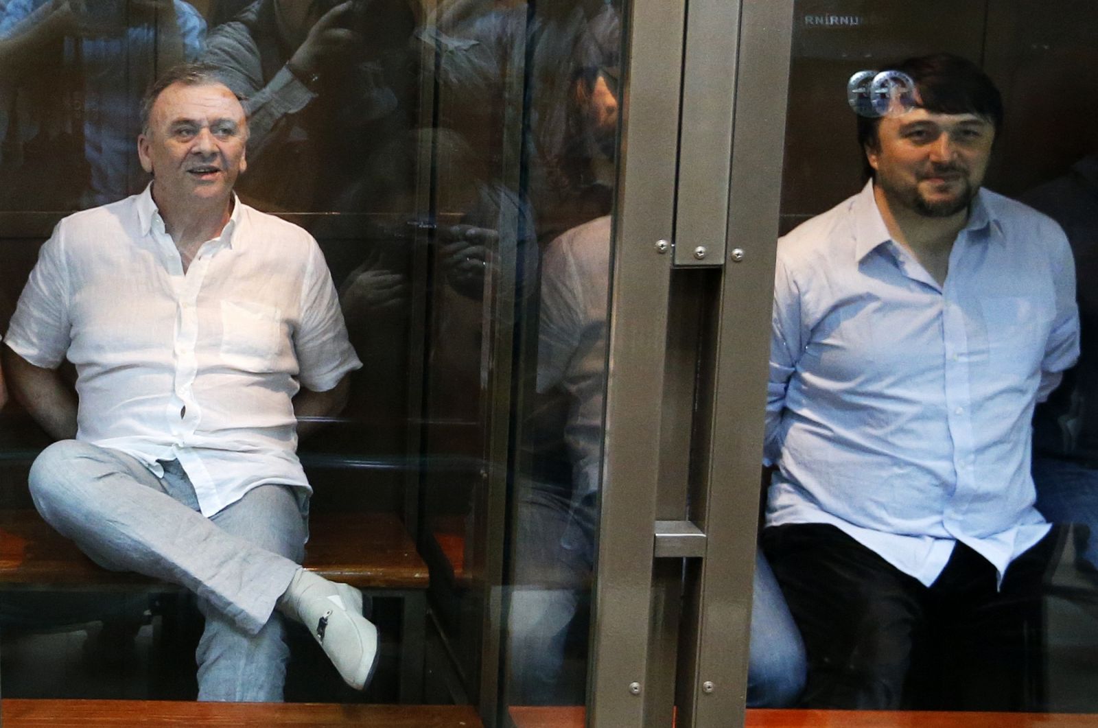 Los dos condenados a cadena perpetua por el asesinato de Anna Politkovskaya, Lom-Ali Gaitukáev (izquierda) y Rustám Makhmúdov, este lunes en la sesión final del juicio.