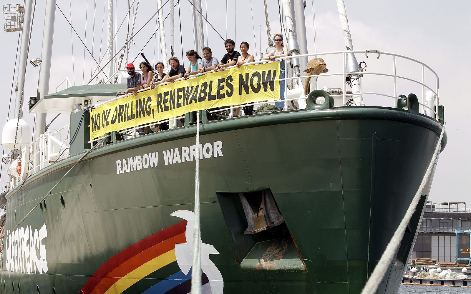 El barco Rainbow Warrior tras su llegada la mañana del lunes al puerto de Valencia.