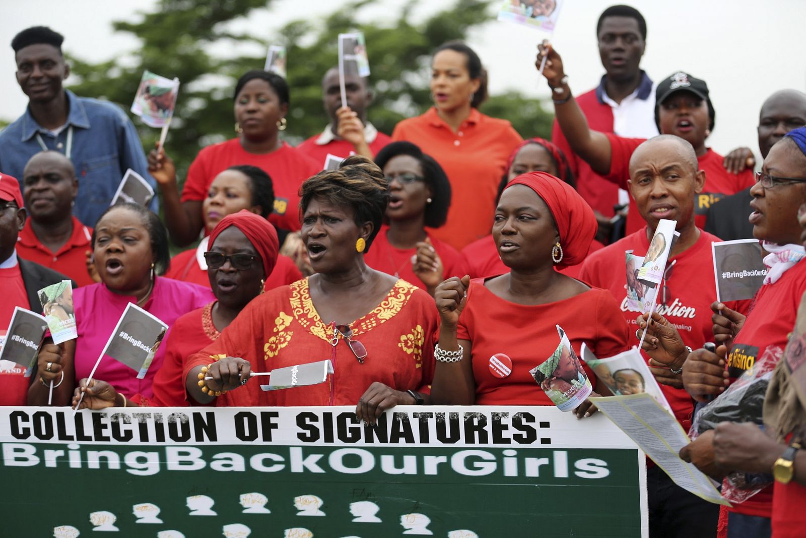 Manifestantes en Lagos, Nigeria, con la pancarta de la campaña "Devolved a nuestras niñas", en alusión a las 200 secuestradas por Boko Haram