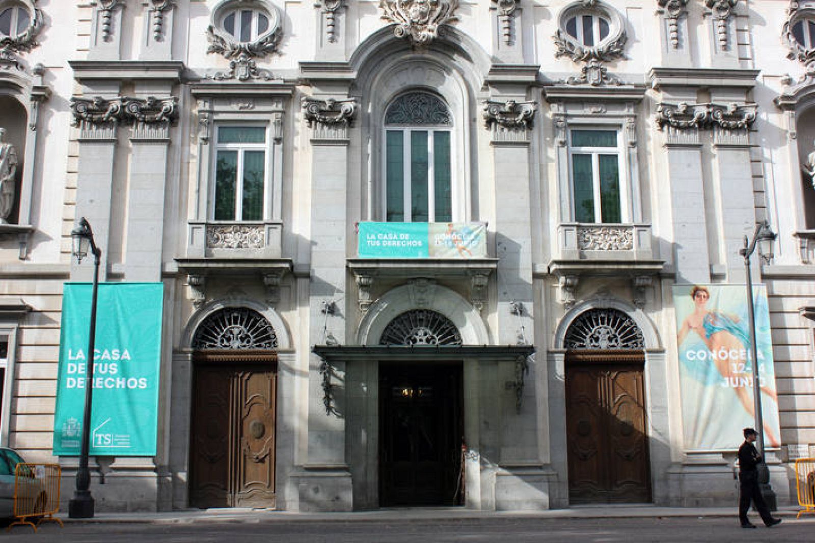 El cartel de las jornadas de puertas abiertas, en la puerta del Supremo.