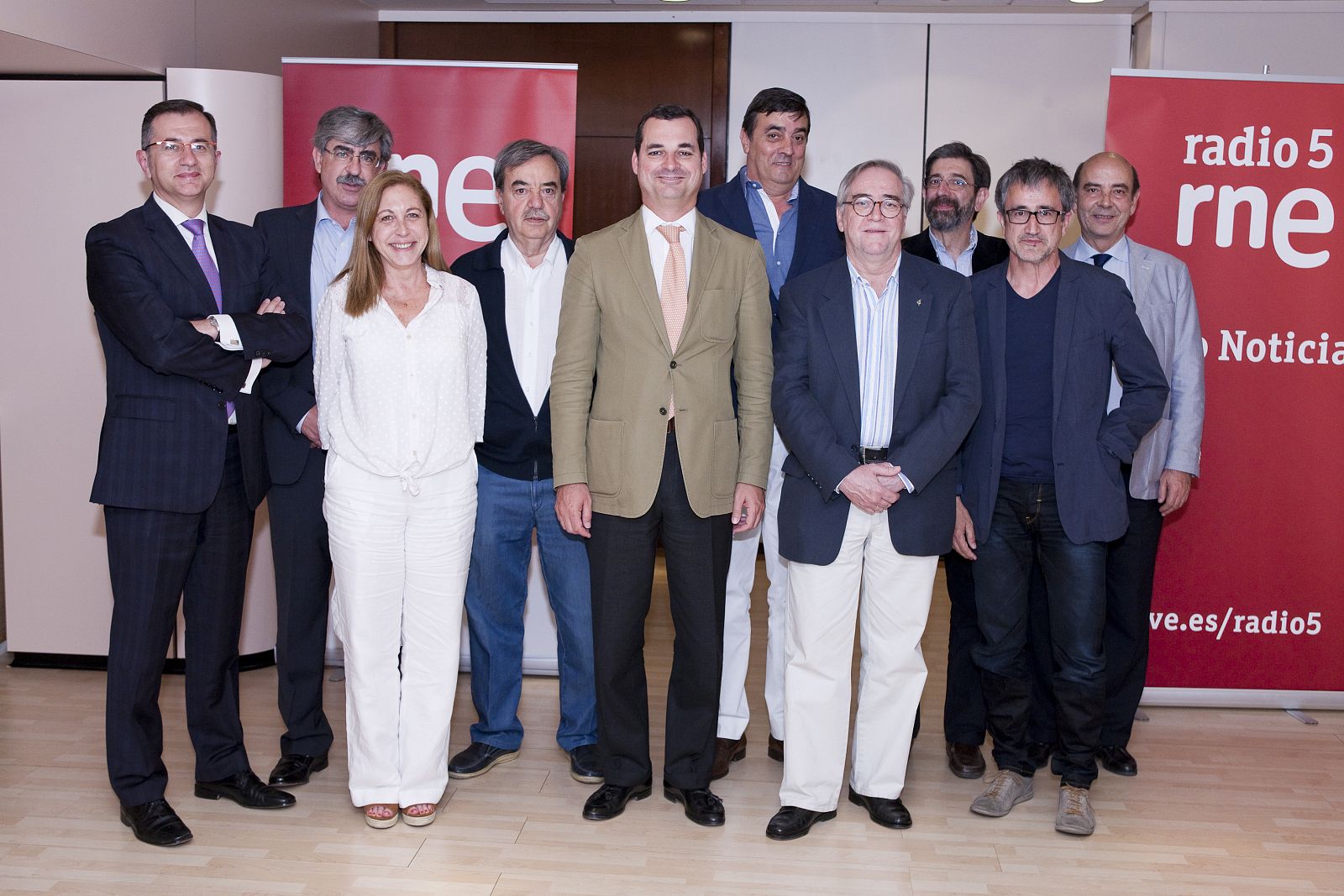 Leopoldo González-Echenique con los diferentes directores de Radio 5