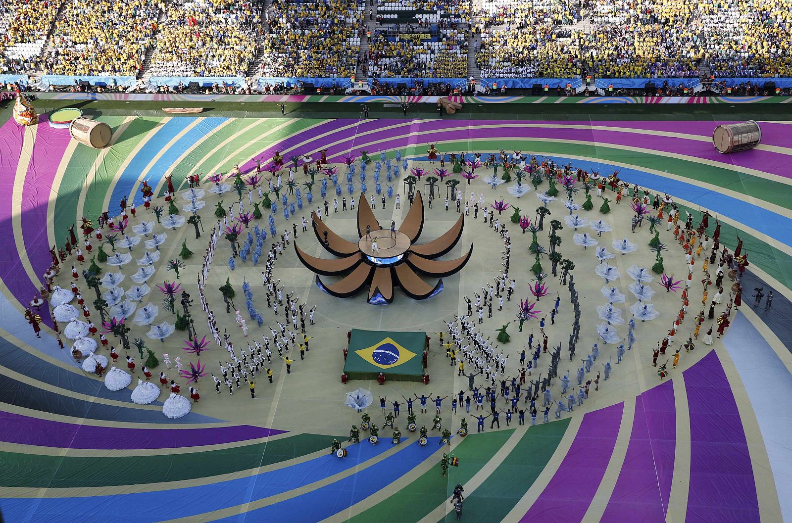 Momento de la actuación de Claudia Leitte, Jennifer Lopez y Pitbull en la ceremonia de inauguración del Mundial, en el Corinthians Arena de Sao Paulo.