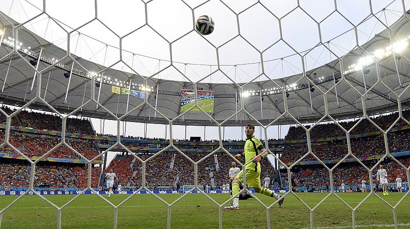 Casillas observa la red tras encajar un gol en contra.