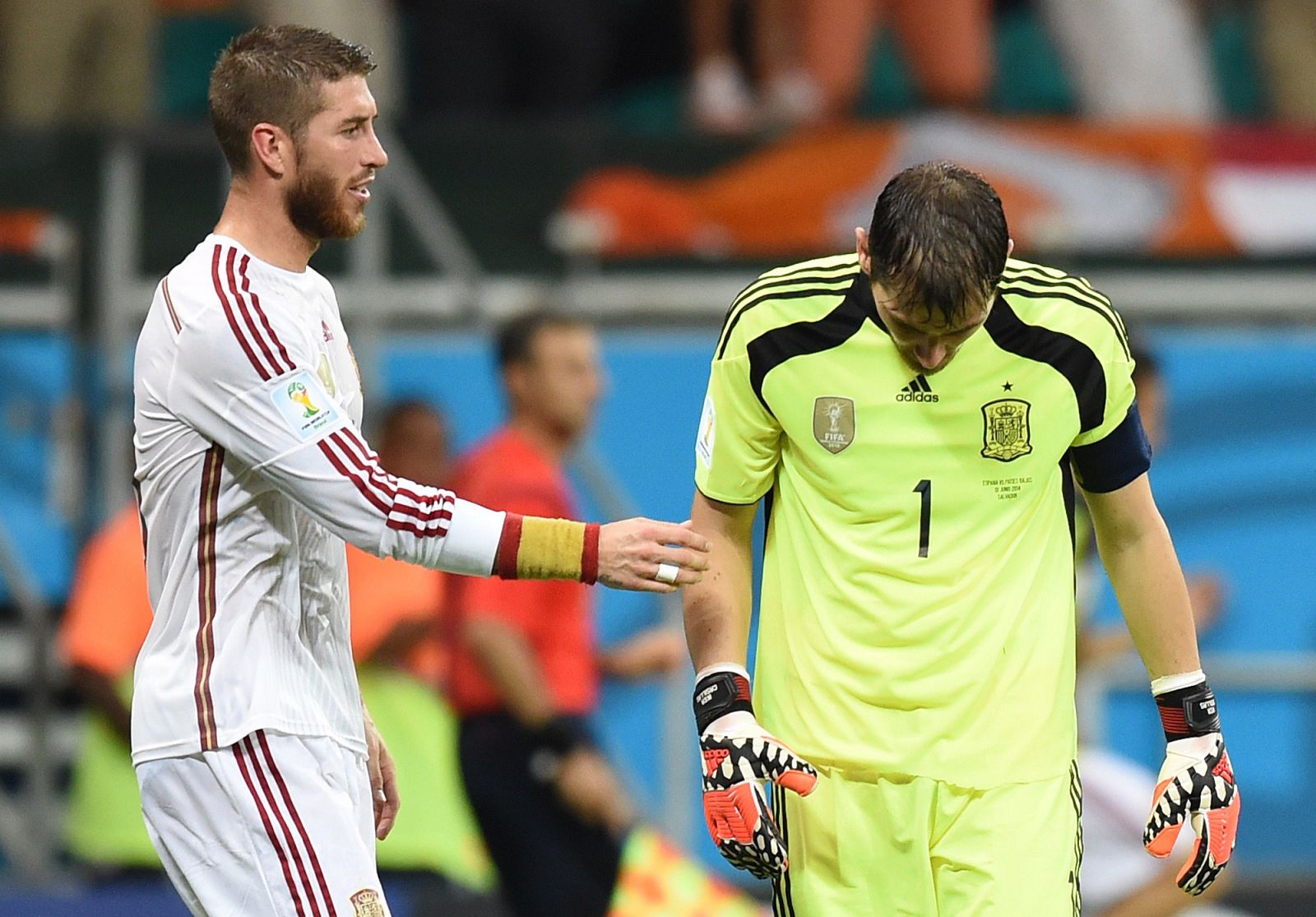 Sergio Ramos intenta consolar a su compañero Iker Casillas durante el pasado Mundial de Brasil.