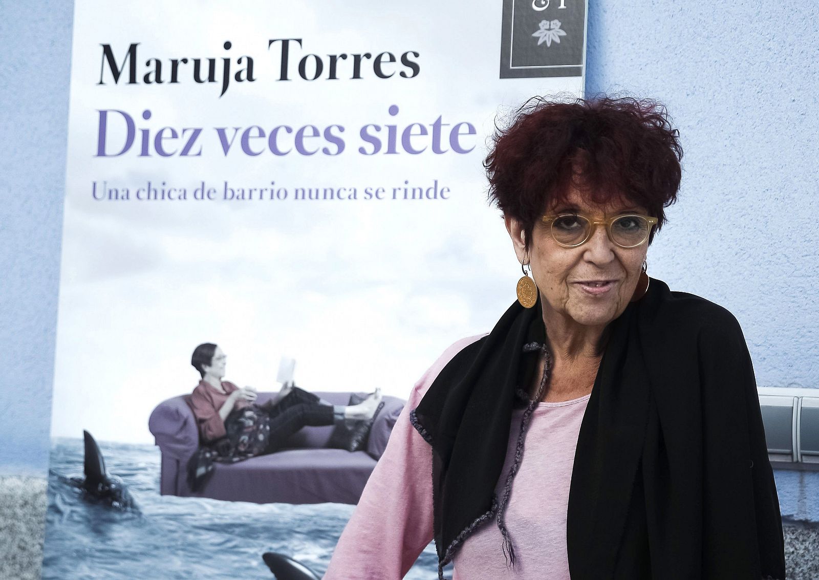 Maruja Torres ante la portada de su último libro