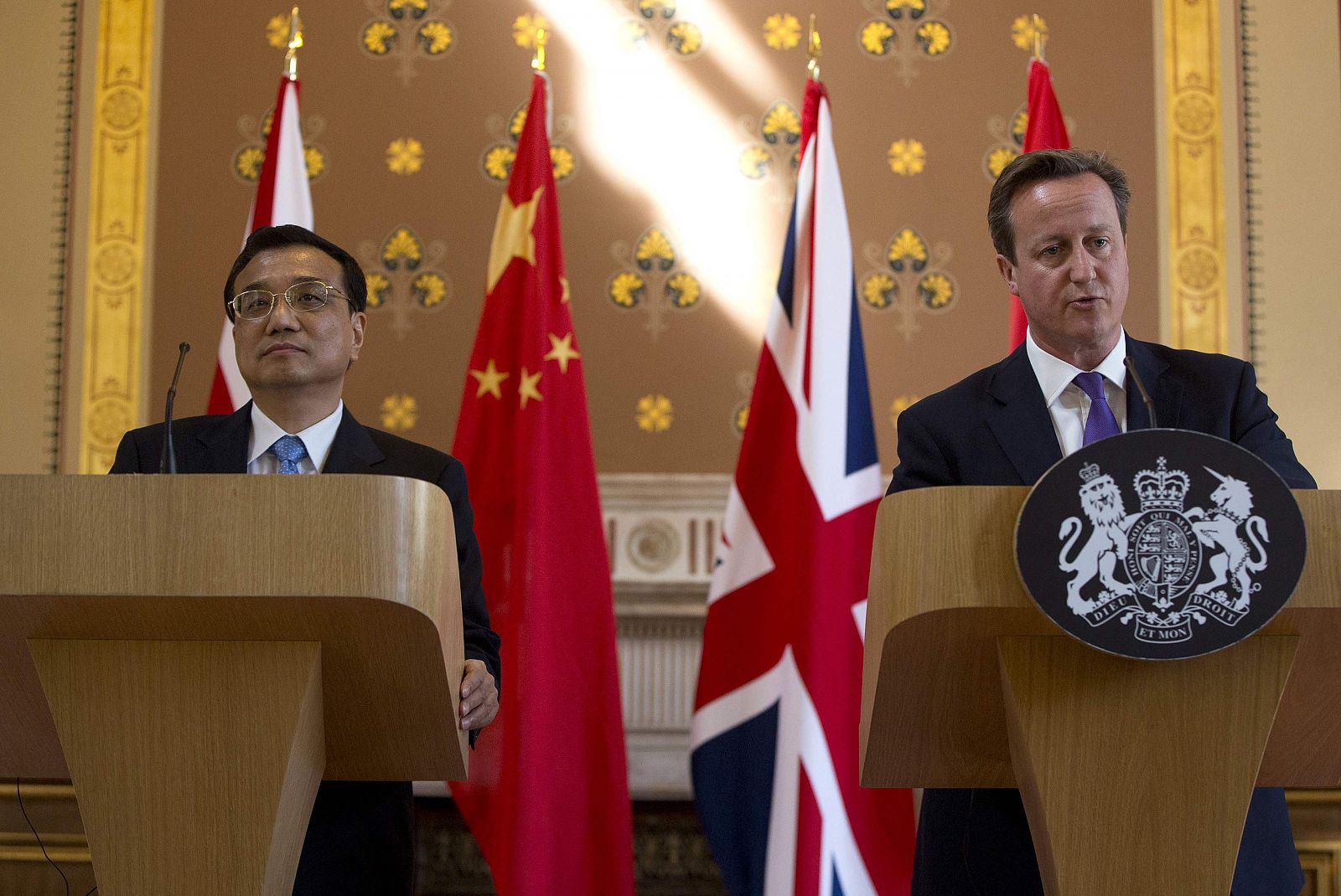 El primer ministro británico, David Cameron, en una rueda de prensa conjunta en Londres con su homólogo chino, Li Keqiang