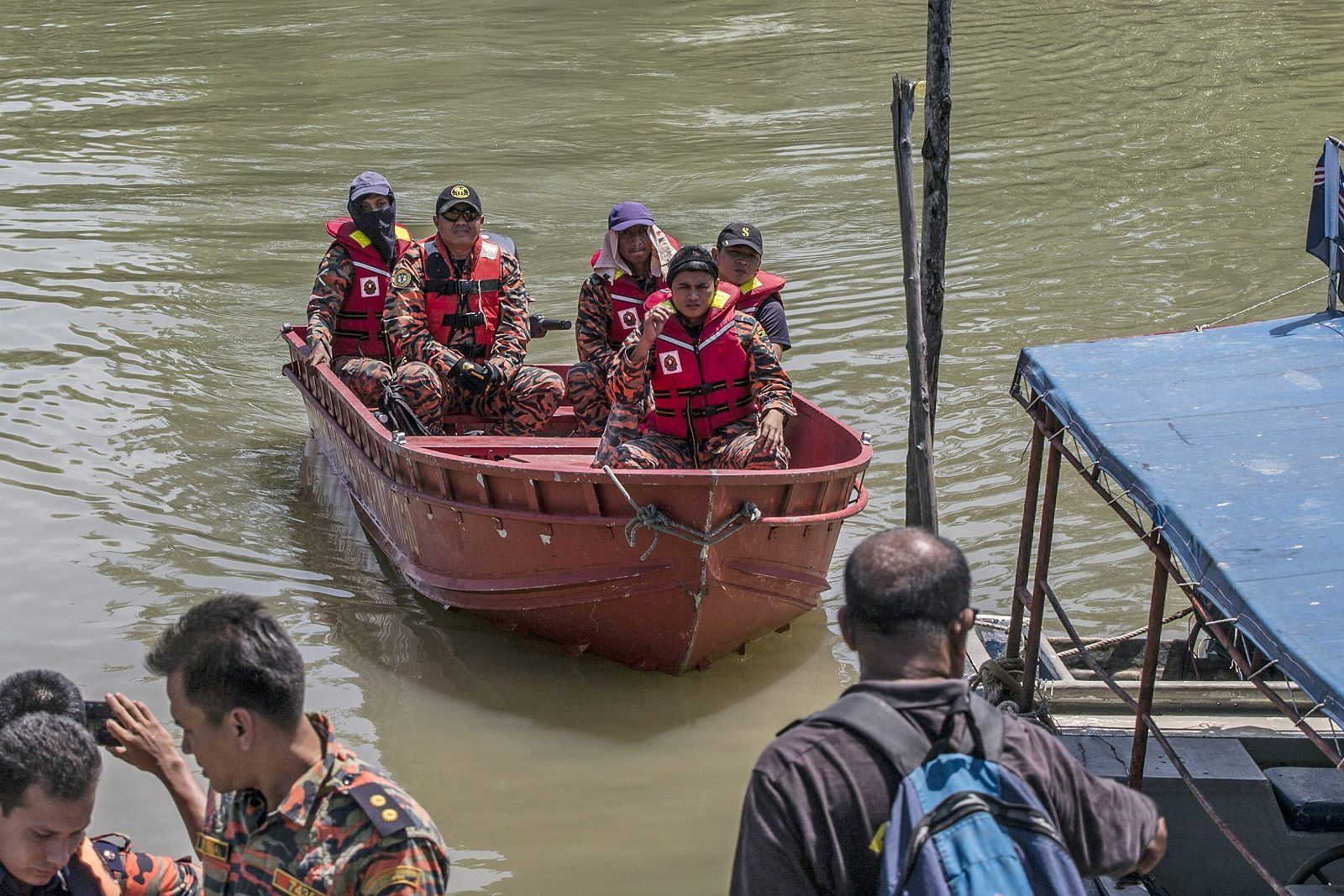 Miembros de los equipos de rescate buscan supervivientes del naufragio de una embarcación de madera en la que viajaban 97 inmigrantes indocumentados en Banting (Malasia)