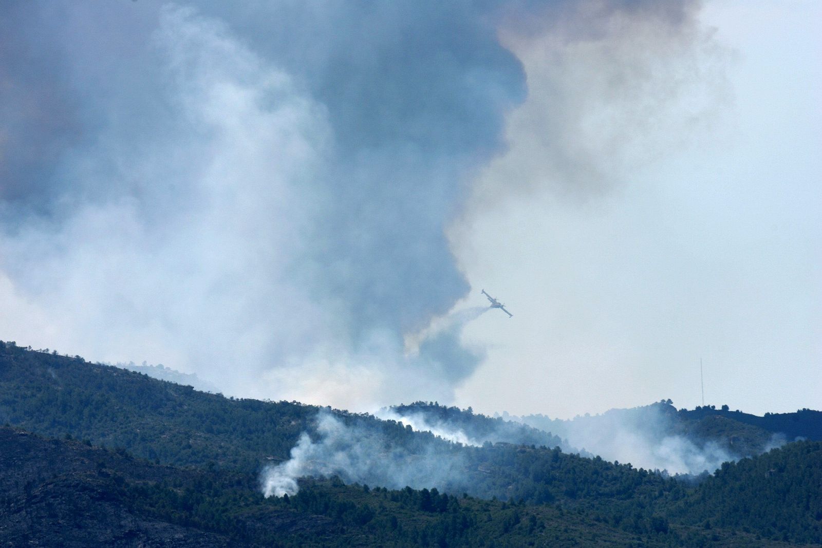 EL INCENDIO DE TIVISSA (TARRAGONA) HA QUEMADO YA 830 HECTÁREAS Y SIGUE FUERA DE CONTROL