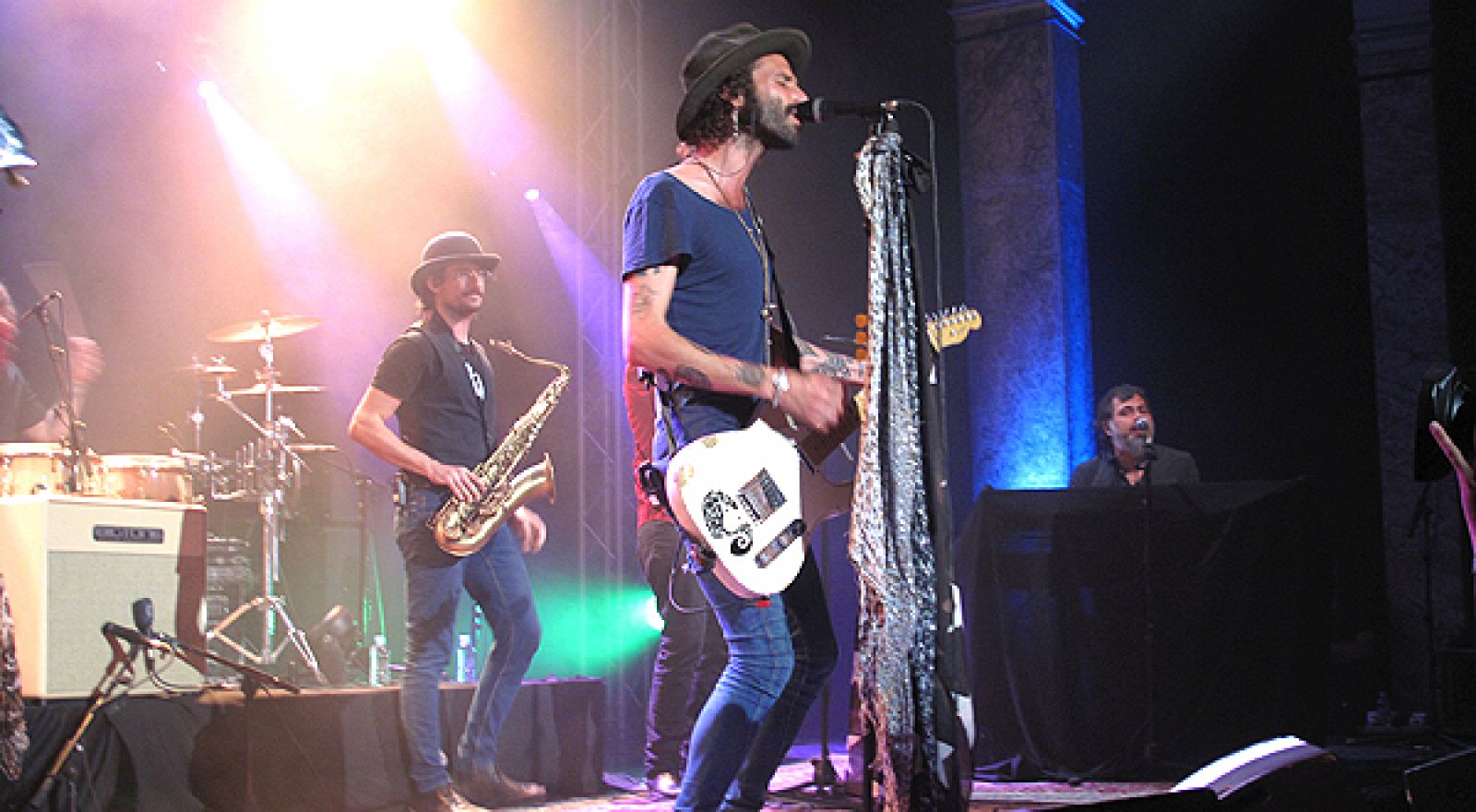 Leiva y su banda en 'El Círculo de Bellas Artes' de Madrid.