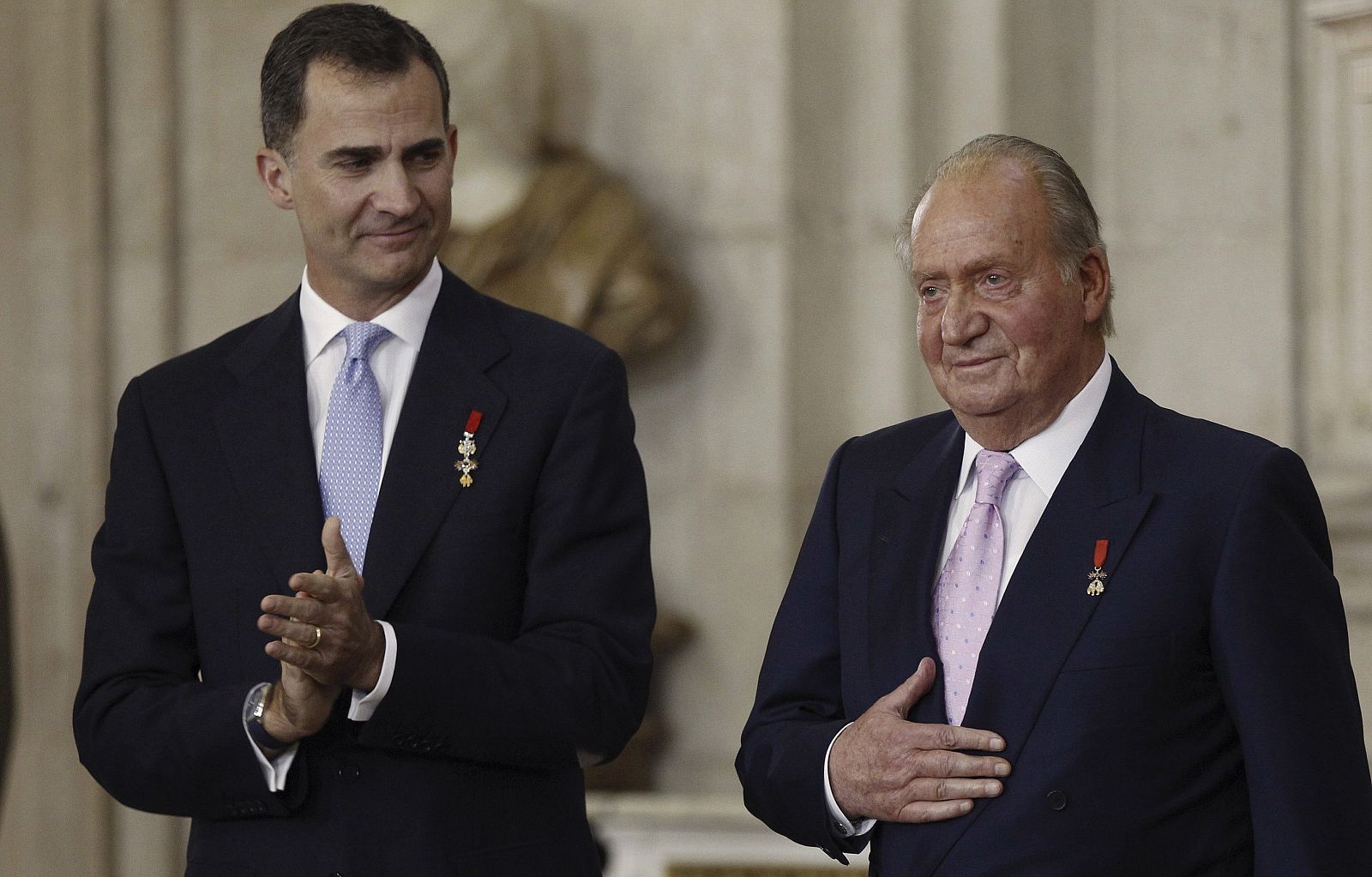 Don Juan Carlos junto a su hijo, tras firmar la ley de abdicación de la Corona