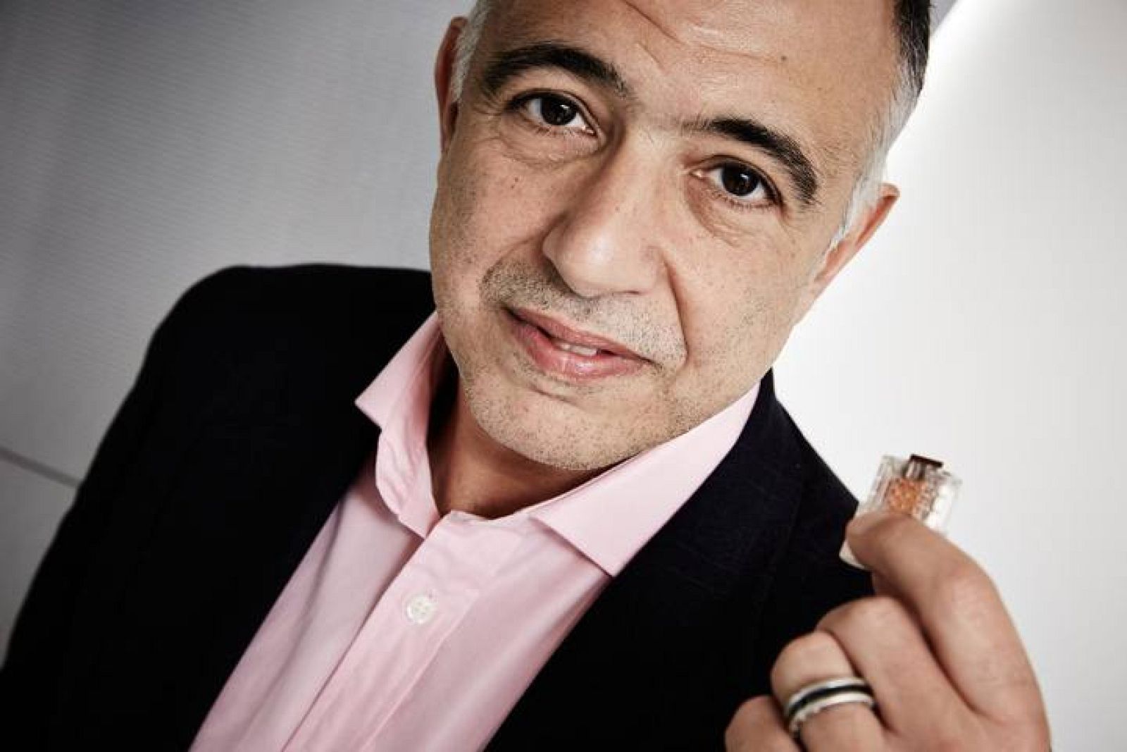 Christopher Toumazou sosteniendo su chip de test rápido del ADN.