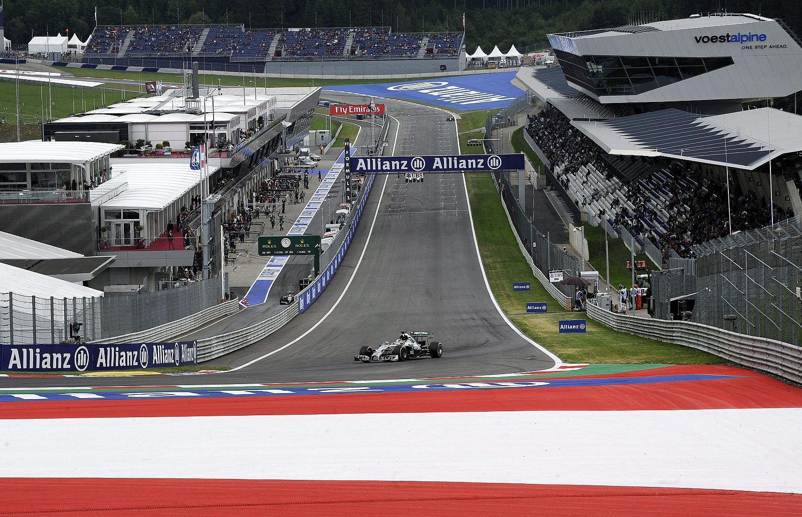 Hamilton, de la escudería AMG Petronas, toma una curva durante los primeros entreamientos libres del GP de Austria.