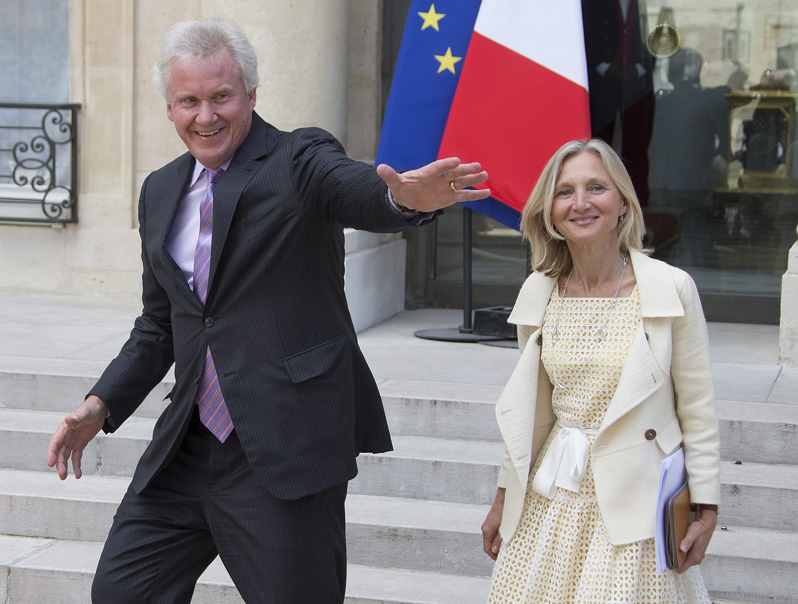 El presidente de General Electric, Jeffrey Immelt, y la directora del grupo en Francia, Clara Gaymard, salen del palacio del Elíseo en París