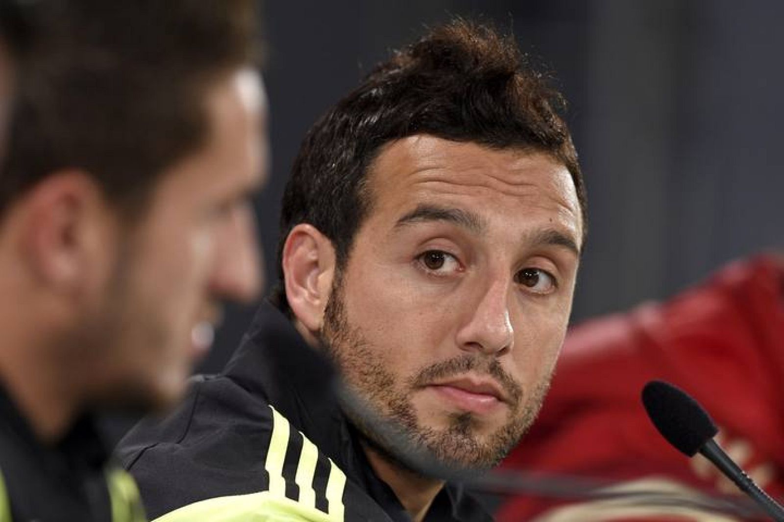 El centrocampista español Santiago Cazorla, durante la rueda de prensa.