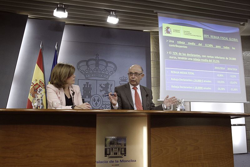 La vicepresidenta del Gobierno, Soraya Sáenz de Santamaría, y el ministro de Hacienda, Cristóbal Montoro, durante la rueda de prensa tras la reunión del Consejo de Ministros que ha aprobado la reforma fiscal